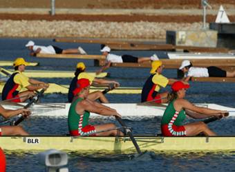 Φωτογραφία ομάδας νεανίδων σε δράση, κατά τη διάρκεια του αγώνα τετράκωπου, την τρίτη ημέρα Παγκόσμιου Πρωταθλήματος Κωπηλασίας Εφήβων, στο Ολυμπιακό Κωπηλατοδρόμιο Σχοινιά. ATHOC / PHOTO: A.Π.Ε. © ATHOC